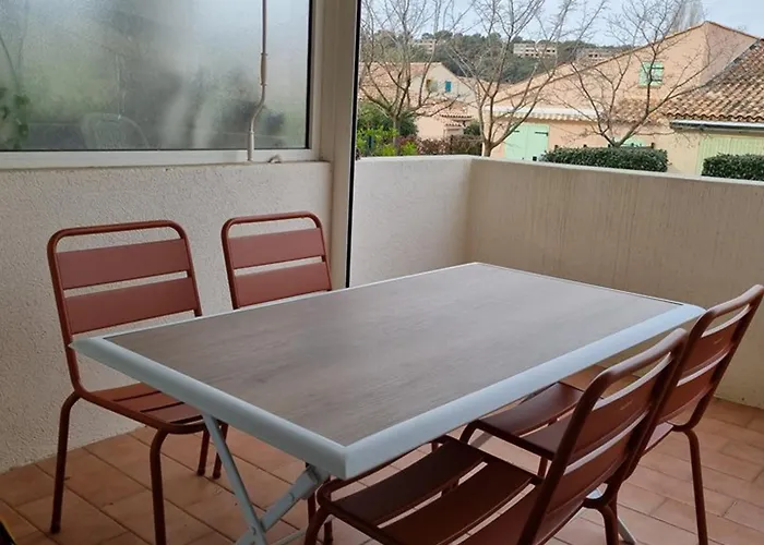 : Agreable 2 Pieces Proche Plage, Terrasse, 4 Personnes - Fr-1-803-17 * Le Lavandou